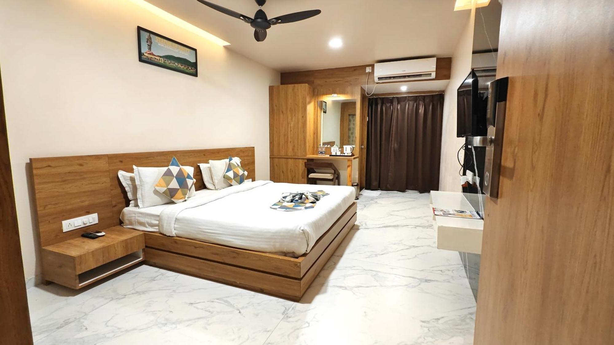 The Sky Imperial Unity Inn Garudeshwar Exterior photo