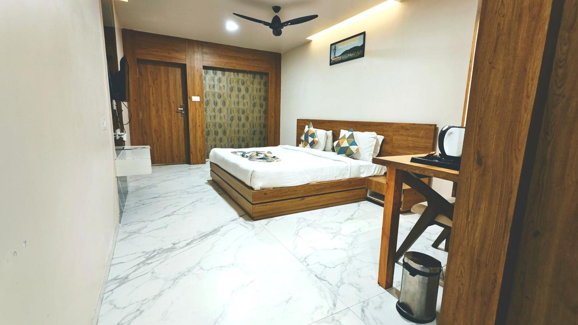 The Sky Imperial Unity Inn Garudeshwar Exterior photo