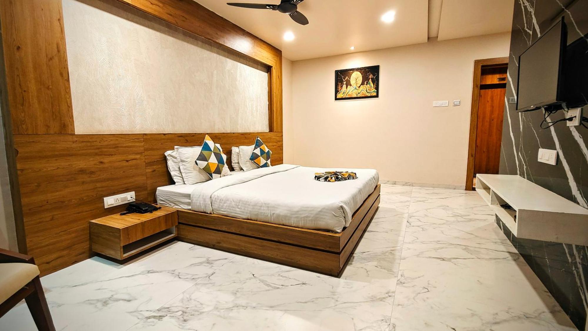 The Sky Imperial Unity Inn Garudeshwar Exterior photo